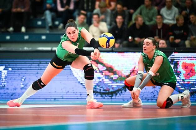 18 11 2023, Sporthalle Berg Fidel, Münster Muenster Volleyball, Bundesliga Women, Main Round, USC Münster Muenster vs SC Potsdam Acceptance Mikala Mogensen 16 Muenster , Elena Kömmling Koemmling 7 Muenster