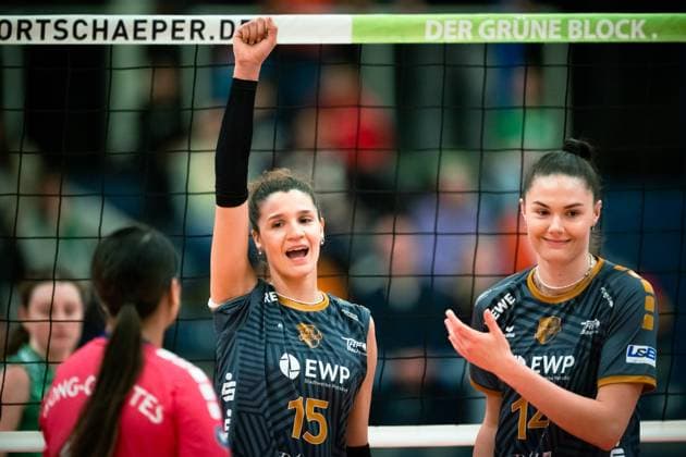 18 11 2023, Sporthalle Berg Fidel, Münster Muenster Volleyball, Bundesliga Women, Main Round, USC Münster Muenster vs SC Potsdam Cheers Justine Wong Orantes 4 Potsdam , Raquel Lazaro Castellanos 15 Potsdam , Anastasia Cekulaev 14 Potsdam