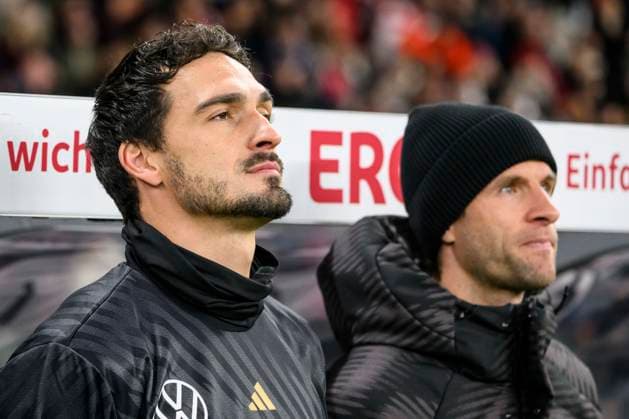 v.l. Mats Hummels (Deutschland, 05), Thomas Mueller (Deutschland, 25), auf der Bank, waehrend der Nationalhymne, GER, Berlin, Deutschland vs Tuerkei, Laenderspiel, Nationalmannschaft, DFB Team, Spielzeit 2023 2024, 18.11.23, DFL REGULATIONS PROHIBIT ANY USE OF PHOTOGRAPHS AS IMAGE SEQUENCES AND OR QUASI-VIDEO, GER, Berlin, Freundschaftsspiel, Deutschland vs Tuerkei, Laenderspiel, Spielzeit 2023 2024, 18.11.23 Berlin *** v l Mats Hummels Germany, 05 , Thomas Mueller Germany, 25 , on the bench, during the national anthem, GER, Berlin, Germany vs Turkey, Laenderspiel, Nationalmannschaft, DFB Team, Spielzeit 2023 2024, 18 11 23, DFL REGULATES PROHIBIT ANY USE OF PHOTOGRAPHS AS IMAGE SEQUENCES AND OR QUASI VIDEO, GER, Berlin, friendly match, Germany vs Turkey, international match, 2023 2024 season, 18 11 23 Berlin Copyright: xUwexKoch Eibner-Pressefotox EP_UKH