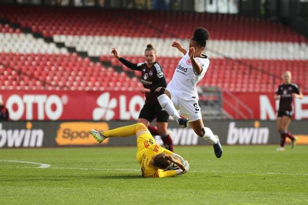18 11 2023, xcex, GER, Nuremberg, Max Morlock Stadion, Womens Football, 1 Bundesliga, DIE LIGA, Google Pixel Womens Bundesliga Season 2023 2024, Matchday 8, SGE, 1 FC Nuernberg Eintracht Frankfurt Frauen, Shekiera Martinez SGE vs Kristin Krammer FCN DFL regulations prohibit any use of photographs as image sequences and or quasi video