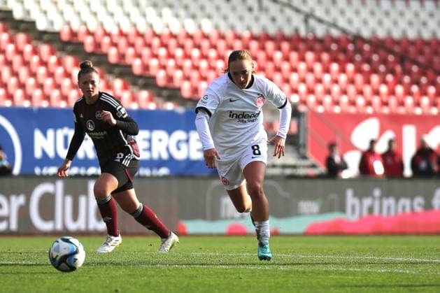 18 11 2023, xcex, GER, Nuremberg, Max Morlock Stadion, Frauenfussball, 1 Bundesliga, DIE LIGA, Google Pixel Frauen Bundesliga Saison 2023 2024, Spieltag 8, SGE, 1 FC Nuernberg Eintracht Frankfurt Frauen, Lisanne Graewe SGE DFL regulations prohibit any use of photographs as image sequences and or quasi video