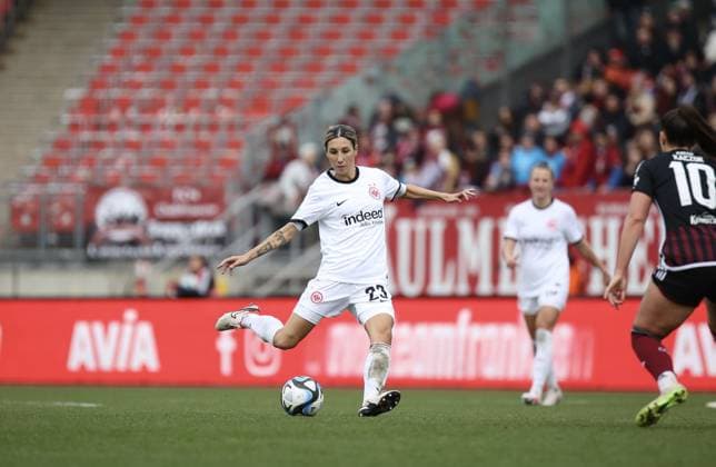18 11 2023, xcex, GER, Nuernberg, Max Morlock Stadion, Frauenfussball, 1 Bundesliga, DIE LIGA, Google Pixel Frauen Bundesliga Saison 2023 2024, Spieltag 8, SGE, 1 FC Nuernberg Eintracht Frankfurt Frauen, Sara Doorsoun SGE DFL regulations prohibit any use of photographs as image sequences and or quasi video