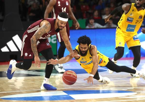 Sport Themen der Woche KW46 Bayerns 0 Nick WEILER-BABB vs Ludwigsburgs 11 MELSON. Basketball, FC Bayern - Ludwigsburg. Basketball Bundesliga, FC Bayern Basketball - MHP Riesen Ludwigsburg, Saison 2023-2024. 19.11.2023, in Muenchen, A U D I D O M E, Deutschland. Quelle Copyright Credit : Oryk HAIST *** Bayerns 0 Nick WEILER BABB vs Ludwigsburgs 11 MELSON Basketball, FC Bayern Ludwigsburg Basketball Bundesliga, FC Bayern Basketball MHP Riesen Ludwigsburg, Season 2023 2024 19 11 2023, in Munich, A U D I D O M E, Germany Source Copyright Credit Oryk HAIST xBASKETBALL_BAYERN-LUDWIGSBURGx