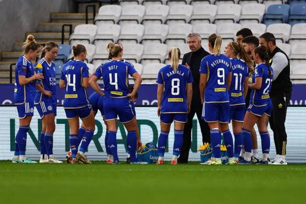 Leicester City Women v Tottenham Hotspur Women FA Women s Super League 19 11 2023. Leicester City Manager Willie Kirk gives his team instructions during a break in play during the FA Women s Super League match between Leicester City Women and Tottenham Hotspur Women at the King Power Stadium, Leicester, England on 19 November 2023. Leicester King Power Stadium Leicestershire England Editorial use only , Copyright: xJohnxMallettx PSI-18427-0024