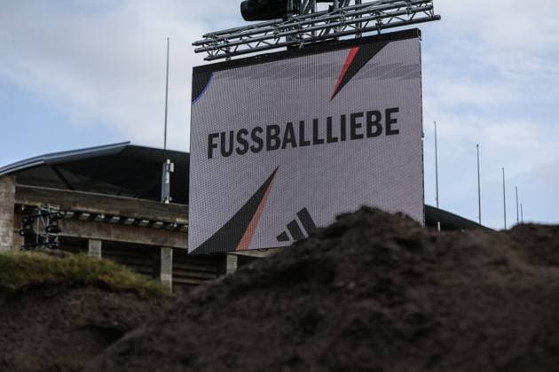 Sport, Football, DFB National Team Season 2023 24 German national players on the Maifeld in the Adidas Fussballliebe Drop Zone where the official European Championship ball of Euro 2024 was presented 19 11 2023, Olympiastadion Berlin Banner inscription Fussballliebe Berlin Olympiastadion Berlin Berlin Germany
