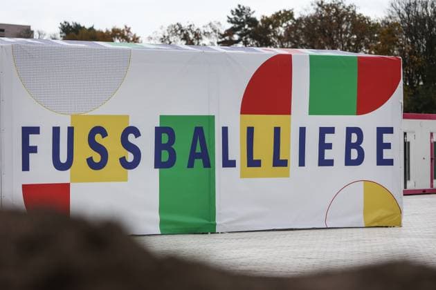 Sport, Football, DFB National Team Season 2023 24 German national players on the Maifeld in the Adidas Fussballliebe Drop Zone where the official Euro 2024 ball was presented 19 11 2023, Olympiastadion Berlin A poster with the inscription Fussballliebe Berlin Olympiastadion Berlin Berlin Germany