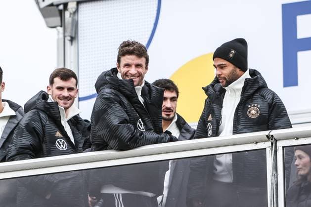 Sport, Football, DFB National Team Season 2023 24 German national players on the Maifeld in the Adidas Football Love Drop Zone where the official Euro 2024 European Championship ball was presented 19 11 2023, Olympiastadion Berlin Pascal Gross Germany, 14 Thomas Müller Germany, 13 Serge Gnabry Germany, 10 Berlin Olympiastadion Berlin Berlin Germany