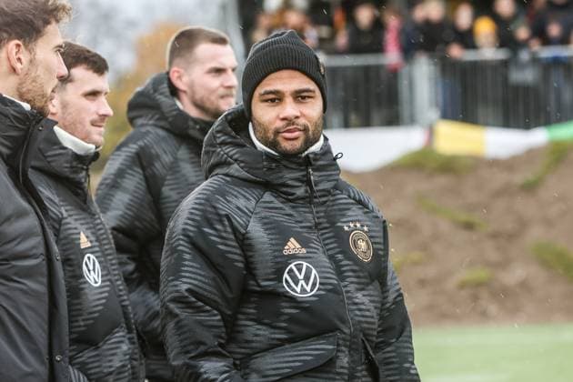 Sport, Football, DFB National Team Season 2023 24 German national players on the Maifeld in the Adidas Football Love Drop Zone where the official Euro 2024 European Championship ball was presented 19 11 2023, Olympiastadion Berlin Serge Gnabry Germany, 10 Berlin Olympiastadion Berlin Berlin Germany