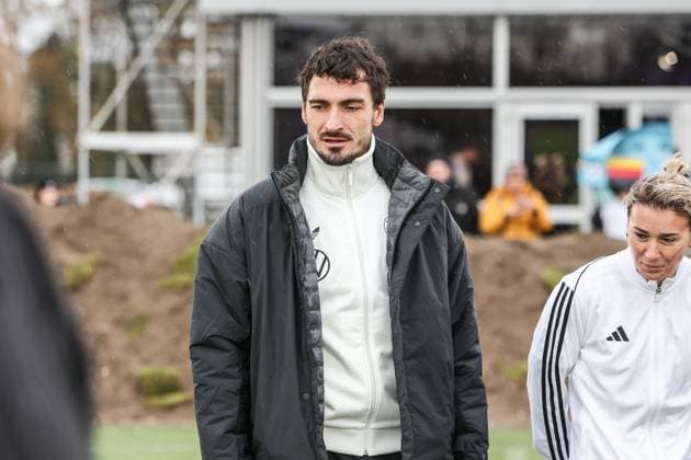 Sport, Football, DFB National Team Season 2023 24 German national players on the Maifeld in the Adidas Football Love Drop Zone where the official Euro 2024 ball was presented 19 11 2023, Olympiastadion Berlin Mats Hummels Germany, 5 Berlin Olympiastadion Berlin Berlin Germany