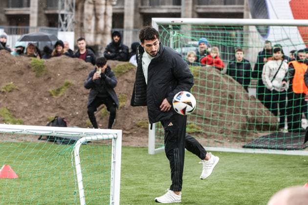 Sport, Football, DFB National Team Season 2023 24 German national players on the Maifeld in the Adidas Football Love Drop Zone where the official Euro 2024 ball was presented 19 11 2023, Olympiastadion Berlin Mats Hummels Germany, 5 Berlin Olympiastadion Berlin Berlin Germany