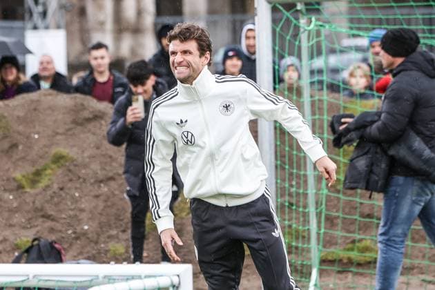 Sport, Football, DFB National Team Season 2023 24 German national players on the Maifeld in the Adidas Football Love Drop Zone where the official Euro 2024 European Championship ball was presented 19 11 2023, Olympiastadion Berlin Thomas Müller Germany, 13 Berlin Olympiastadion Berlin Berlin Germany