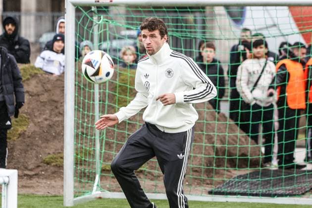 Sport, Football, DFB National Team Season 2023 24 German national players on the Maifeld in the Adidas Football Love Drop Zone where the official Euro 2024 European Championship ball was presented 19 11 2023, Olympiastadion Berlin Thomas Müller Germany, 13 Berlin Olympiastadion Berlin Berlin Germany