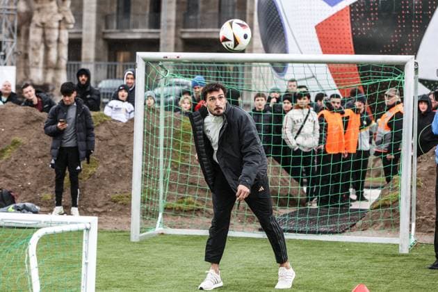 Sport, Football, DFB National Team Season 2023 24 German national players on the Maifeld in the Adidas Football Love Drop Zone where the official Euro 2024 ball was presented 19 11 2023, Olympiastadion Berlin Mats Hummels Germany, 5 Berlin Olympiastadion Berlin Berlin Germany