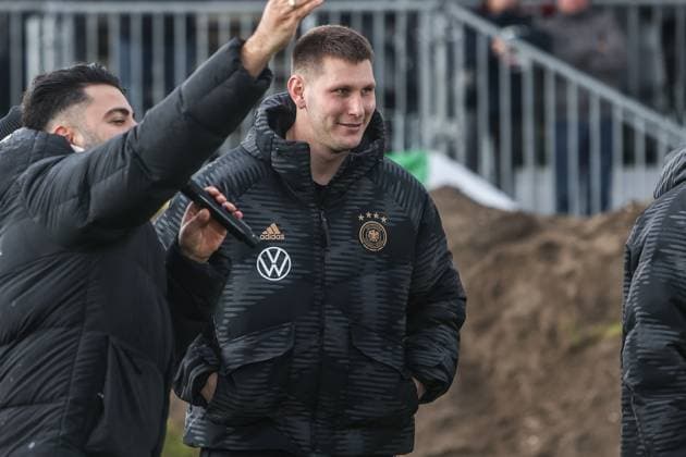 Sport, Football, DFB National Team Season 2023 24 German national players on the Maifeld in the Adidas Football Love Drop Zone where the official Euro 2024 European Championship ball was presented 19 11 2023, Olympiastadion Berlin Niklas Süle Germany, 15 Berlin Olympiastadion Berlin Berlin Germany