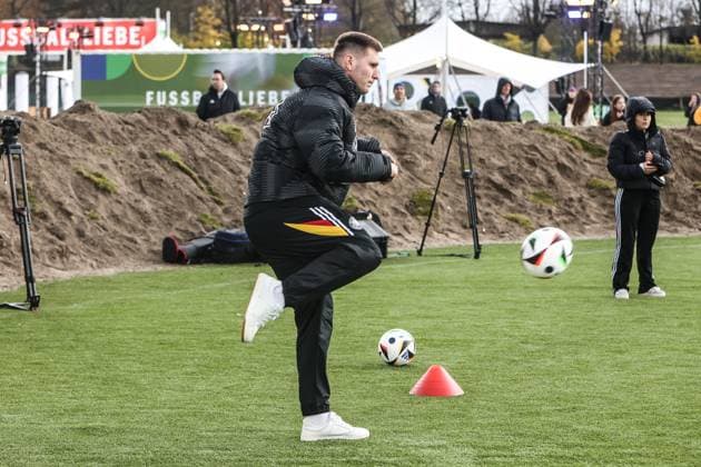 Sport, Football, DFB National Team Season 2023 24 German national players on the Maifeld in the Adidas Football Love Drop Zone where the official Euro 2024 European Championship ball was presented 19 11 2023, Olympiastadion Berlin Niklas Süle Germany, 15 Berlin Olympiastadion Berlin Berlin Germany