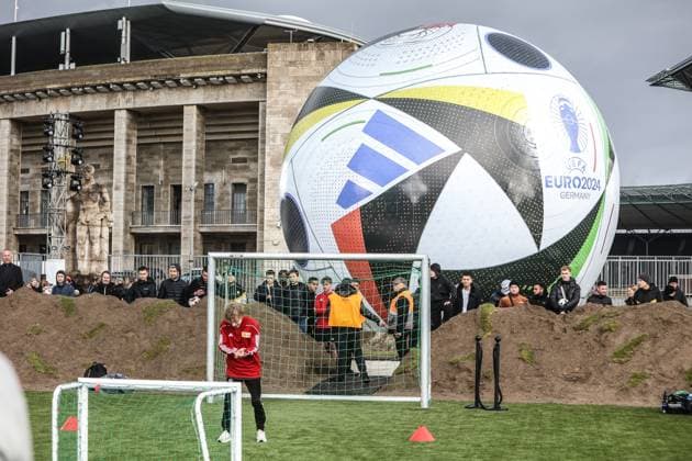 Sport, Football, DFB National Team Season 2023 24 German national players on the Maifeld in the Adidas Fussballliebe Drop Zone where the official European Championship ball of Euro 2024 was presented 19 11 2023, Olympiastadion Berlin The Adidas Fussballliebe Berlin Olympiastadion Berlin Berlin Germany