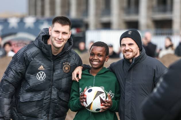 Sport, Football, DFB National Team Season 2023 24 German national players on the Maifeld in the Adidas Football Love Drop Zone where the official Euro 2024 ball was presented 19 11 2023, Olympiastadion Berlin Niklas Süle Germany, 15 Jonas Hofmann Germany, 18 Berlin Olympiastadion Berlin Berlin Germany