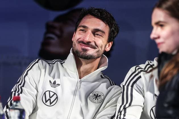 Sport, Football, DFB National Team Season 2023 24 German national players on the Maifeld in the Adidas Football Love Drop Zone where the official Euro 2024 ball was presented 19 11 2023, Olympiastadion Berlin Mats Hummels Germany, 5 Berlin Olympiastadion Berlin Berlin Germany