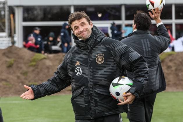 Sport, Football, DFB National Team Season 2023 24 German national players on the Maifeld in the Adidas Football Love Drop Zone where the official Euro 2024 European Championship ball was presented 19 11 2023, Olympiastadion Berlin Thomas Müller Germany, 13 Berlin Olympiastadion Berlin Berlin Germany