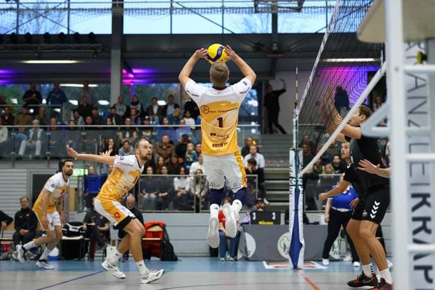 Volleyball I Men I Season 2023 2024 I 2 Bundesliga North I 7 Matchday I Kieler TV PSV Neustrelitz I 19 11 2023 Junio Càsar Tavares Maciel 18, Kieler TV Adler and Mats Jürgensen 8, Kieler TV Adler each run to convert the pass from Mattis Lehmann 1, Kieler TV Adler Kiel Hein Dahlinger Halle Schleswig Holstein Germany Copyright: xLobeca JasperxLorenzx