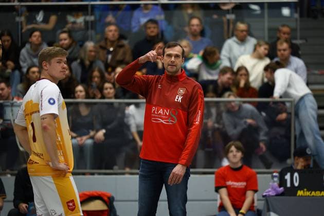 Volleyball I Men I Season 2023 2024 I 2 Bundesliga Nord I 7 Matchday I Kieler TV PSV Neustrelitz I 19 11 2023 Mattis Lehmann 1, Kieler TV Adler and coach Eric Koreng Kieler TV Adler look towards referee Kiel Hein Dahlinger Halle Schleswig Holstein Germany Copyright: xLobeca JasperxLorenzx