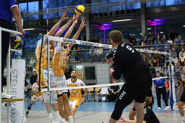 Volleyball I Men I Season 2023 2024 I 2 Bundesliga Nord I 7 Matchday I Kieler TV PSV Neustrelitz I 19 11 2023 Daniel D Argento 12, Kieler TV Adler and Mats Jürgensen 8, Kieler TV Adler set up a double block against the attack of Maximilian Auste 9, PSV Neustrelitz Kiel Hein Dahlinger Halle Schleswig Holstein Germany Copyright: xLobeca JasperxLorenzx