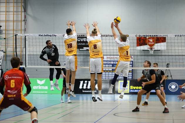 Volleyball I Men I Season 2023 2024 I 2 Bundesliga North I 7 Matchday I Kieler TV PSV Neustrelitz I 19 11 2023 Stephanos Haridimou 18, PSV Neustrelitz in attack against the block of three by Junio Císar Tavares Maciel 18, Kieler TV Adler , Mats Jürgensen 8, Kieler TV Adler and Mattis Lehmann 1, Kieler TV Adler , who touches the ball in the block Kiel Hein Dahlinger Halle Schleswig Holstein Germany Copyright: xLobeca JasperxLorenzx