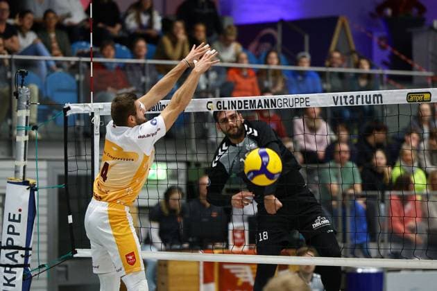 Volleyball I Men I Season 2023 2024 I 2 Bundesliga Nord I 7 Matchday I Kieler TV PSV Neustrelitz I 19 11 2023 Freddy Kähler 4, Kieler TV Adler cannot block the attack of Stephanos Haridimou 18, PSV Neustrelitz Kiel Hein Dahlinger Halle Schleswig Holstein Germany Copyright: xLobeca JasperxLorenzx