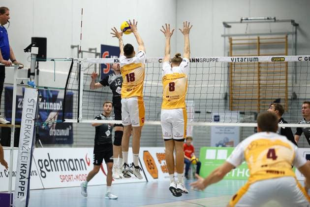 Volleyball I Men I Season 2023 2024 I 2 Bundesliga Nord I 7 Matchday I Kieler TV PSV Neustrelitz I 19 11 2023 Johannes Mönnich 12, PSV Neustrelitz tries to assert himself against the double block of Junio Cí sar Tavares Maciel 18, Kieler TV Adler and Mats Jürgensen 8, Kieler TV Adler in attack Kiel Hein Dahlinger Halle Schleswig Holstein Germany Copyright: xLobeca JasperxLorenzx