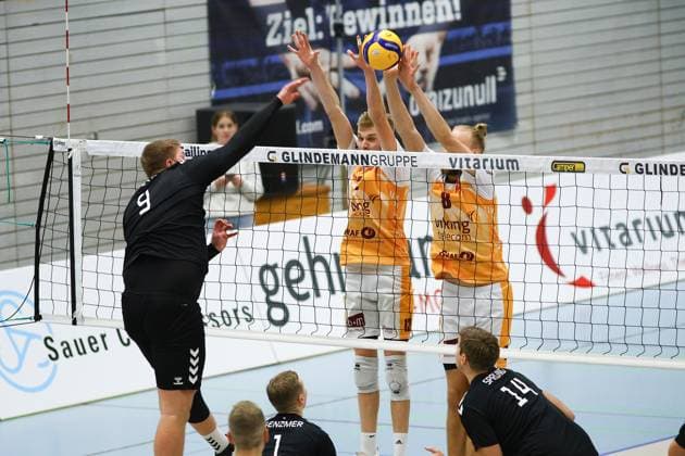 Volleyball I Men I Season 2023 2024 I 2 Bundesliga Nord I 7 Matchday I Kieler TV PSV Neustrelitz I 19 11 2023 Maximilian Auste 9, PSV Neustrelitz in attack against the block of Daniel D Argento 12, Kieler TV Adler and Mats Jürgensen 8, Kieler TV Adler Kiel Hein Dahlinger Halle Schleswig Holstein Germany Copyright: xLobeca JasperxLorenzx