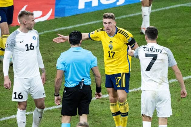 231119 Viktor Gyökeres of Sweden reacts to Referee Fabio Maresca during the UEFA Euro Qualifier football match between Sweden and Estonia on November 19, 2023 in Stockholm Photo Emma Wallskog BILDBYRAN COP 320 JM0544 bbeng fotboll football soccer fotball em kval uefa euro qualifier landskamp sverige sweden sverige a estland estonia  Copyright: EMMAxWALLSKOG BB231119EW061