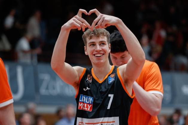 Sport Themen der Woche KW46 Sport Bilder des Tages 19.11.2023, Wuerzburg Baskets vs. ratiopharm Ulm, easyCredit BBL, 8. Spieltag, Deutschland, Wuerzburg, tectake-Arena, Im Bild: Gute Laune nach dem Sieg gegen die Wuerzburg Baskets bei Tobias Brahe Jensen (ratiopharm Ulm, 7) *** 19 11 2023, Wuerzburg Baskets vs ratiopharm Ulm, easyCredit BBL, Matchday 8, Germany, Wuerzburg, tectake Arena, In the picture Tobias Brahe Jensen ratiopharm Ulm in a good mood after the win against the Wuerzburg Baskets, 7 Copyright: HMBxMedia xJulienxBecker