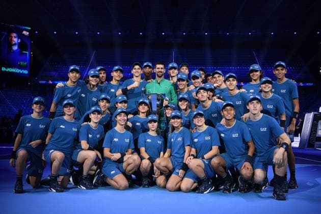 Foto Marco Alpozzi LaPresse 19 Novembre 2023 Torino - Italia - - Tennis Nitto ATP, Tennis Herren Finals - Finale singolo maschile - Jannik SINNER (ITA) vs Novak DJOKOVIC (SRB) Nella foto: Novak DJOKOVIC, foto di gruppo con i raccattapalle November 19, 2023 Turin - Italy - Sport - Tennis Nitto ATP Finals - men singles final Jannik SINNER (ITA) vs Novak DJOKOVIC (SRB) In the pic: Novak DJOKOVIC  Copyright: xMarcoxAlpozzi LaPressex