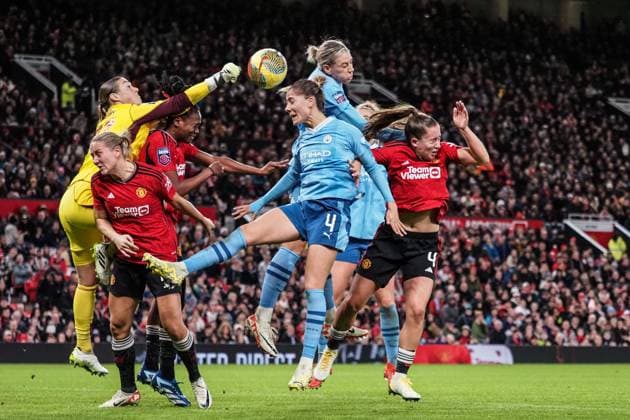 Manchester, England, November 19th 2023: Goalkeeper Mary Earps (27 Manchester United, ManU punches the ball away during the Barclays FA Womens Super League game between Manchester United v Manchester City at Old Trafford in Manchester, England (Natalie Mincher SPP) Copyright: xNataliexMincher SPPx spp-en-NaMi-IMG_0179