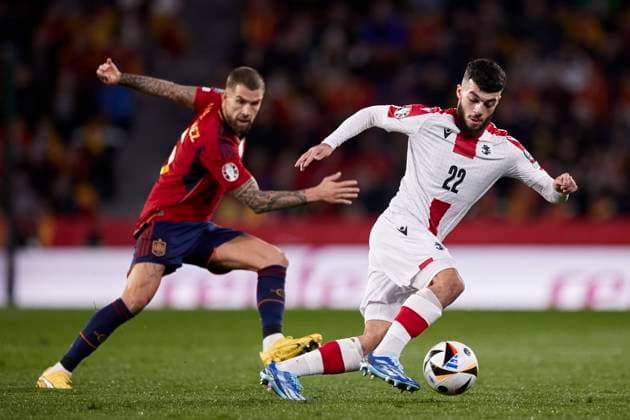 Spain v Georgia: Group A - UEFA EURO, EM, Europameisterschaft,Fussball 2024 European Qualifiers Georges Mikautadze of Georgia competes for the ball with Inigo Martinez of Spain during the UEFA EURO 2024 European Qualifier match between Spain and Georgia at Estadio Municipal Jose Zorrilla on November 19, 2023, in Valladolid, Spain. Valladolid Estadio Municipal Jose Zorrilla Valladolid Spain RL_ESPvGEOR_078 Copyright: xRicardoxLarreinax