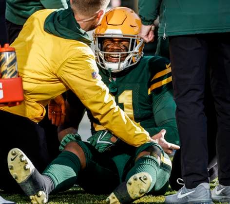 Sport Themen der Woche KW46 Sport Bilder des Tages Green Bay Packers running back Emanuel Wilson sits on the ground after being injured during the NFL, American Football Herren, USA game between the Los Angeles Chargers and the Green Bay Packers at Lambeau Field on Sunday, November 19, 2023. The Packers defeated the Chargers 23-20.  GBW20231119825 TANNENxMAURY
