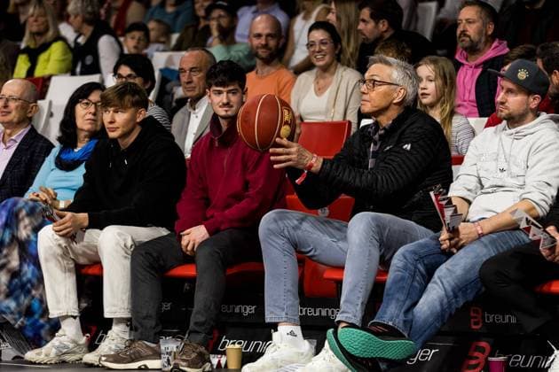 easyCredit Basketball Bundesliga FC Bayern München MHP Riesen Ludwigsburg 19 11 2023 National coach Gordon Herbert catches the match ball easyCredit Basketball Bundesliga FC Bayern München MHP Riesen Ludwigsburg, Munich, BMW Park on 19 11 2023 Copyright: xBEAUTIFULxSPORTS Wunderlx