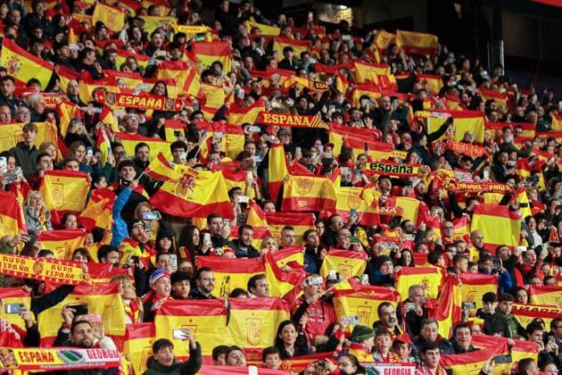 November 19, 2023, VALLADOLID, VALLADOLID, SPAIN: Fans of Spain during the UEFA EURO, EM, Europameisterschaft,Fussball 2024 European qualifier match between Spain and Georgia at Jose Zorrilla Stadium on November 19, 2023 in Valladolid, Spain. VALLADOLID SPAIN - ZUMAa181 20231119_zaa_a181_074 Copyright: xIrinaxR.xHipolitox