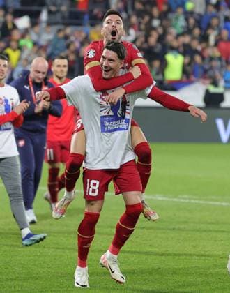 (231120) -- LESKOVAC, Nov. 20, 2023 -- Serbia s Dusan Vlahovic (top) and Filip Mladenovic celebrate after the Group G UEFA EURO, EM, Europameisterschaft,Fussball 2024 qualifying football match between Serbia and Bulgaria in Leskovac, Serbia on Nov. 19, 2023. (Photo by Xinhua) (SP)SERBIA-LESKOVAC-UEFA EURO 2024 QUALIFICATIONS-SERBIA VS BULGARIA PredragxMilosavljevic 