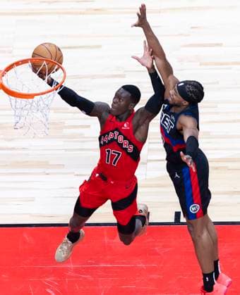 Bilder des Jahres 2023, Sport 11 November Sport Themen der Woche KW46 (231120) -- TORONTO, Nov. 20, 2023 -- Dennis Schroder (L) of Toronto Raptors makes a layup during the 2023-2024 NBA, Basketball Herren, USA game between Toronto Raptors and Detroit Pistons in Toronto, Canada, on Nov. 19, 2023. (Photo by Xinhua) (SP)CANADA-TORONTO-NBA-PISTONS VS RAPTORS ZouxZheng 