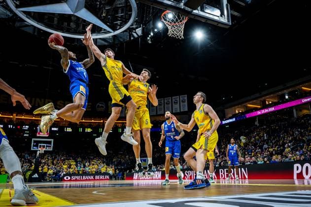 Sport Themen der Woche KW46 Sport Bilder des Tages Basketball Berlin 19.11.2023 Saison 2023 2024 1. Bundesliga easycredit BBL Alba Berlin - Sytainics MBC Weißenfels Charles Callison (MBC, No.23) Gabriele Procida (Alba Berlin, No.01) Yanni Wetzell (Alba Berlin, No.05) *** Basketball Berlin 19 11 2023 Season 2023 2024 1 Bundesliga easycredit BBL Alba Berlin Sytainics MBC Weißenfels Charles Callison MBC, No 23 Gabriele Procida Alba Berlin, No 01 Yanni Wetzell Alba Berlin, No 05