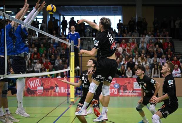 Volleyball 2 Bundesliga season 2023 2024 TV Rottenburg Volley Young Stars Friedrichshafen 19 11 2023 Giulio Wahrlich center front, TV Rottenburg and Yannick Menke center back, TV Rottenburg watched by Timon Schippmann right, TV Rottenburg and Linus Hermann 2 v right, TV Rottenburg