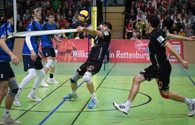 Volleyball 2 Bundesliga season 2023 2024 TV Rottenburg Volley Young Stars Friedrichshafen 19 11 2023 Linus Hermann center, TV Rottenburg and Yannick Menke right, TV Rottenburg