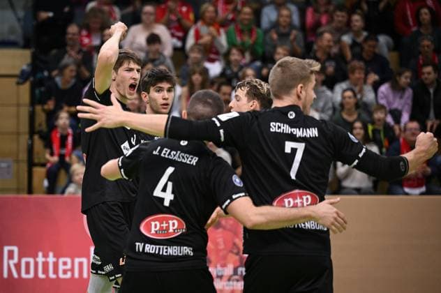 Volleyball 2 Bundesliga season 2023 2024 TV Rottenburg Volley Young Stars Friedrichshafen 19 11 2023 Team celebration TV Rottenburg Jan Huber, Linus Hermann, Jakob Elsaesser and Timon Schippmann from left to right