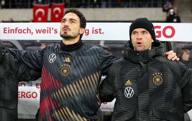 Deutschland - Tuerkei 18.11.2023 Berlin, 18.11.2023, Fussball, Olympiastadion, Länderspiel , Deutschland GER vs. Türkei TUR 2:3 (1:2) , Im Bild von links; Mats Hummels ( 5, D), Thomas Müller Mueller ( 13, D). , Nur zur redaktionellen Nutzung! . , Gemäß den Vorgaben der DFB Deutscher Fussballbund ist es untersagt, in dem Stadion und oder vom Spiel angefertigte Fotoaufnahmen in Form von Sequenzbildern und oder videoähnlichen Fotostrecken zu verwerten bzw. verwerten zu lassen. , *** Germany Turkey 18 11 2023 Berlin, 18 11 2023, Football, Olympiastadion, International match , Germany GER vs Turkey TUR 2 3 1 2 , In the picture from left Mats Hummels 5, D , Thomas Müller Mueller 13, D , For editorial use only , According to the regulations of the DFB German Football Association, it is prohibited to use or have used photographs taken in the stadium and or from the match in the form of sequential images and or video-like photo series,