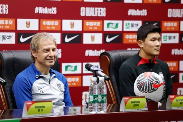 SHENZHEN, CHINA - NOVEMBER 20: Head coach of Team South Korea Jurgen Klinsmann (L) and player Kim Min-Jae of Team South Korea attend a press conference, PK, Pressekonferenz ahead of the 2026 FIFA World Cup, WM, Weltmeisterschaft, Fussball Qualifier second round Group C match between China and South Korea on November 20, 2023 in Shenzhen, Guangdong Province of China.  Copyright: xWuxZhizhaox 111465414302
