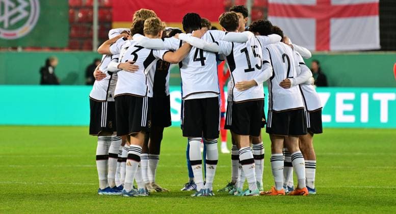 20 11 2023 Soccer German national soccer team national team of the U20 juniors DFB international match Germany gg England xwoxzix team circle team team Germany