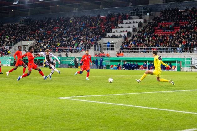 20 11 2023, Football, GER, International match, U20 Elite League, Germany England Football Paul Wanner scores 1 0 for Germany DFL REGULATIONS PROHIBIT ANY USE OF PHOTOGRAPHS AS IMAGE SEQUENCES AND OR QUASI VIDEO Regensburg Bayern Germany Jahnstadion Regensburg