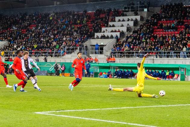 20 11 2023, Football, GER, International match, U20 Elite League, Germany England Football Paul Wanner scores 1 0 for Germany DFL REGULATIONS PROHIBIT ANY USE OF PHOTOGRAPHS AS IMAGE SEQUENCES AND OR QUASI VIDEO Regensburg Bayern Germany Jahnstadion Regensburg