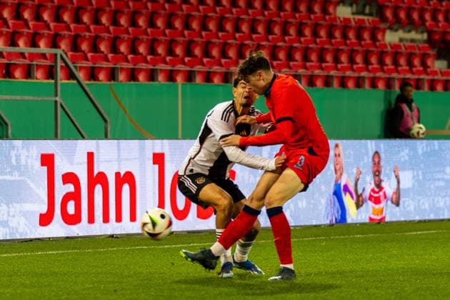 20 11 2023, Football, GER, International match, U20 Elite League, Germany England Football Ben Bobzien li vs Luke Chambers Eng DFL REGULATIONS PROHIBIT ANY USE OF PHOTOGRAPHS AS IMAGE SEQUENCES AND OR QUASI VIDEO Regensburg Bayern Germany Jahnstadion Regensburg